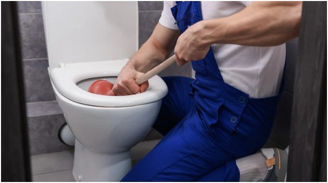 What Tools Actually Help When You’re Figuring Out How to Unclog a Toilet?