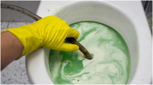 How to Unclog a Toilet When It Starts Rising (The “Don’t Overflow” Moment)